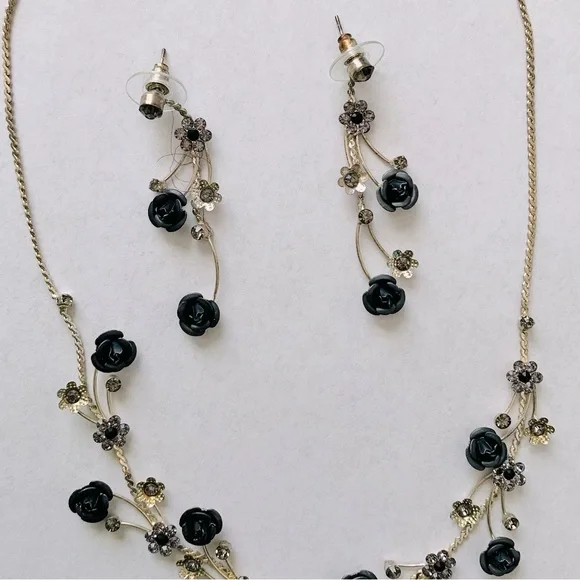 Black Rose Silver Grey Rhinestone Vintage Antique Necklace Earrings Romantic Set - Picture 4 of 7
